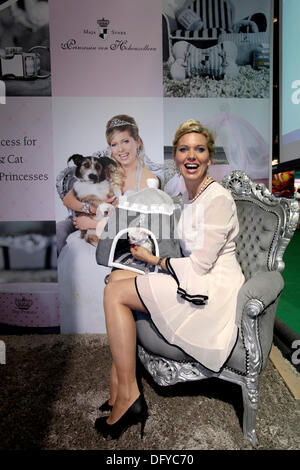 Barcelone, Espagne - 10 OCTOBRE : Maja Princesse de Hohenzollern pose pour une photo lors de la présentation de sa collection d'animaux animal pour 'Princes et Princesses' à Barcelone le 10 octobre 2013 à Barcelone, Espagne. La collection s'adresse aux chiens et chats Princes & Princesses et comprend des couvertures, des lits, des coussins, des grottes, cuddly bols, sets de table et des jouets pour chiens et chats ainsi que des laisses, harnais et colliers pour chiens et chats. Photo par Elkin Cabarcas : dpa Crédit photo alliance/Alamy Live News Banque D'Images