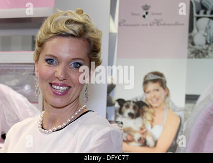 Barcelone, Espagne - 10 OCTOBRE : Maja Princesse de Hohenzollern pose pour une photo lors de la présentation de sa collection d'animaux animal pour 'Princes et Princesses' à Barcelone le 10 octobre 2013 à Barcelone, Espagne. La collection s'adresse aux chiens et chats Princes & Princesses et comprend des couvertures, des lits, des coussins, des grottes, cuddly bols, sets de table et des jouets pour chiens et chats ainsi que des laisses, harnais et colliers pour chiens et chats. Photo par Elkin Cabarcas : dpa Crédit photo alliance/Alamy Live News Banque D'Images