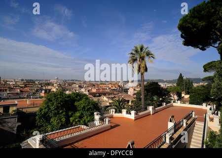 Italie, Rome, terrasse et ville Banque D'Images