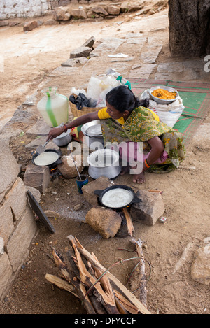 La cuisine indienne pour dosa les gens dans la rue dans un village de l'Inde rurale. L'Andhra Pradesh, Inde Banque D'Images