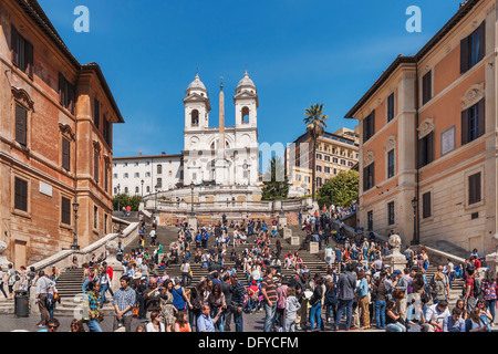 D'Espagne. L'église de la Santissima Trinita dei Monti se trouve en haut de la place d'Espagne, Rome, Latium, Italie, Europe Banque D'Images