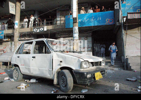 Les responsables des opérations de sauvetage et les gens occupés dans un sauvetage sur le site après l'explosion d'une bombe puissante au bazar bondé zone Liaquat à Quetta le jeudi 10 octobre, 2013. Une bombe puissante secoua la foule Liaquat bazar à Quetta ville. L'explosion, qui a eu lieu à Mezan Chowk auraient tué au moins quatre personnes et blessé plus de 20. Les travailleurs de secours d'urgence à l'explosion et a pris la place aux différents blessés les hôpitaux publics. Le Commissaire Quetta a dit que la bombe avait été plantée dans un cycle. Les véhicules des forces de sécurité et la police ont également été endommagés dans Banque D'Images