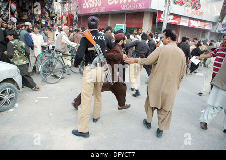 Les responsables des opérations de sauvetage et les gens occupés dans un sauvetage sur le site après l'explosion d'une bombe puissante au bazar bondé zone Liaquat à Quetta le jeudi 10 octobre, 2013. Une bombe puissante secoua la foule Liaquat bazar à Quetta ville. L'explosion, qui a eu lieu à Mezan Chowk auraient tué au moins quatre personnes et blessé plus de 20. Les travailleurs de secours d'urgence à l'explosion et a pris la place aux différents blessés les hôpitaux publics. Le Commissaire Quetta a dit que la bombe avait été plantée dans un cycle. Les véhicules des forces de sécurité et la police ont également été endommagés dans Banque D'Images