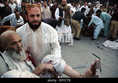 Les responsables des opérations de sauvetage et les gens occupés dans un sauvetage sur le site après l'explosion d'une bombe puissante au bazar bondé zone Liaquat à Quetta le jeudi 10 octobre, 2013. Une bombe puissante secoua la foule Liaquat bazar à Quetta ville. L'explosion, qui a eu lieu à Mezan Chowk auraient tué au moins quatre personnes et blessé plus de 20. Les travailleurs de secours d'urgence à l'explosion et a pris la place aux différents blessés les hôpitaux publics. Le Commissaire Quetta a dit que la bombe avait été plantée dans un cycle. Les véhicules des forces de sécurité et la police ont également été endommagés dans Banque D'Images