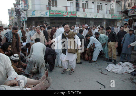 Les responsables des opérations de sauvetage et les gens occupés dans un sauvetage sur le site après l'explosion d'une bombe puissante au bazar bondé zone Liaquat à Quetta le jeudi 10 octobre, 2013. Une bombe puissante secoua la foule Liaquat bazar à Quetta ville. L'explosion, qui a eu lieu à Mezan Chowk auraient tué au moins quatre personnes et blessé plus de 20. Les travailleurs de secours d'urgence à l'explosion et a pris la place aux différents blessés les hôpitaux publics. Le Commissaire Quetta a dit que la bombe avait été plantée dans un cycle. Les véhicules des forces de sécurité et la police ont également été endommagés dans Banque D'Images