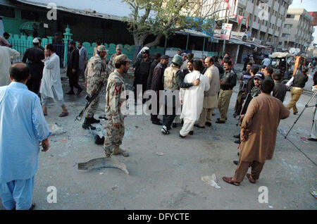 Les responsables des opérations de sauvetage et les gens occupés dans un sauvetage sur le site après l'explosion d'une bombe puissante au bazar bondé zone Liaquat à Quetta le jeudi 10 octobre, 2013. Une bombe puissante secoua la foule Liaquat bazar à Quetta ville. L'explosion, qui a eu lieu à Mezan Chowk auraient tué au moins quatre personnes et blessé plus de 20. Les travailleurs de secours d'urgence à l'explosion et a pris la place aux différents blessés les hôpitaux publics. Le Commissaire Quetta a dit que la bombe avait été plantée dans un cycle. Les véhicules des forces de sécurité et la police ont également été endommagés dans Banque D'Images