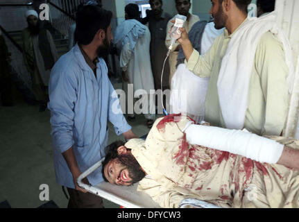 Victime d'une puissante bombe à la foule du bazar Liaquat étant admis pour traitement à l'hôpital local à Quetta le jeudi 10 octobre, 2013. Une bombe puissante secoua la foule Liaquat bazar à Quetta ville. L'explosion, qui a eu lieu à Mezan Chowk auraient tué au moins quatre personnes et blessé plus de 20. Les travailleurs de secours d'urgence à l'explosion et a pris la place aux différents blessés les hôpitaux publics. Le commissaire Quetta a dit que la bombe avait été plantée dans un cycle. Les véhicules des forces de sécurité et la police ont également été endommagés dans le blas Banque D'Images