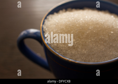 Une tasse pleine de sucre. Banque D'Images