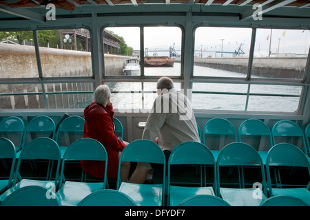 Les touristes sur un tourboat de Sault Ste. Marie, au Michigan. Banque D'Images