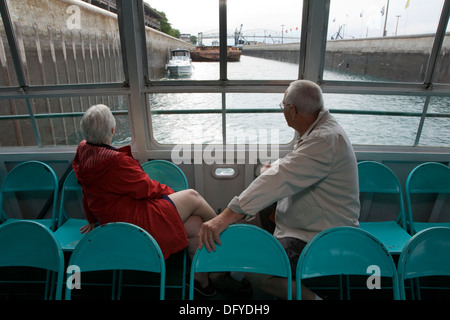 Les touristes sur un tourboat de Sault Ste. Marie, au Michigan. Banque D'Images