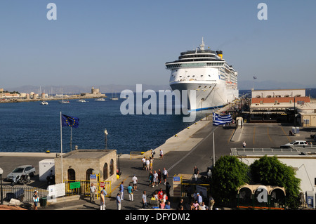 Bateau de croisière amarré à quai dans le port de Rhodes HARBOUR HARBOUR Grèce Banque D'Images