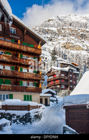 Ruelle enneigée à Zermatt, Suisse Banque D'Images