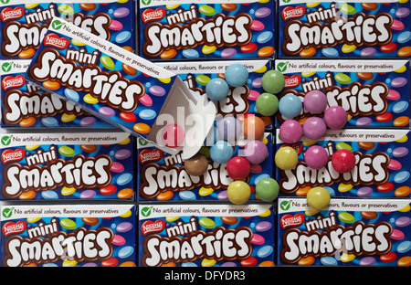 La taille des boîtes de traiter avec Nestlé Smarties mini fort jusqu'au bout, pour afficher le contenu du panier Banque D'Images