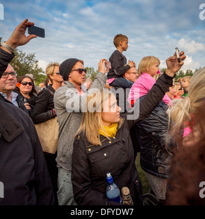 Prendre des photos pendant un concert dans le parc, "des monstres et des hommes", Reykjavik, Islande Banque D'Images