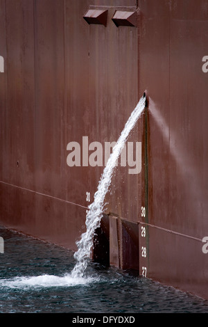 Détail d'un navire de 1 000 pieds en attente de passer par le Soo Locks comme vu à partir d'un tourboat de Sault Ste. Marie, au Michigan. Banque D'Images