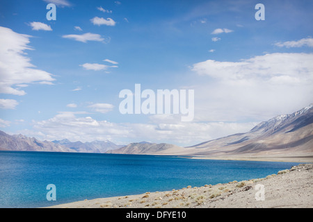 Pangong lac Pangong Tso signifiant est la haute altitude du lac endoréique dans l'himalaya. Lake s'étend de l'Inde au Tibet, Ladakh Banque D'Images