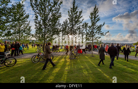 Les gens à un concert en plein air dans le parc. "Des monstres et des hommes", Reykjavik, Islande Banque D'Images