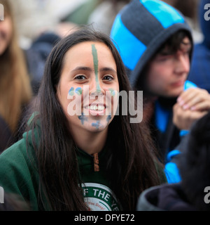 Adolescent avec visage peint lors d'un concert dans le parc, "des monstres et des hommes", Reykjavik, Islande Banque D'Images