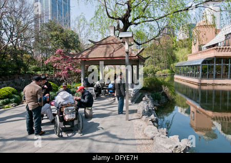 Les hommes chinois cartes à jouer dans People's Park - parc public dans le district de Huangpu, Shanghai, Chine Banque D'Images