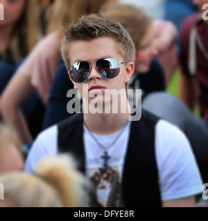 Adolescent à un concert dans le parc, "des monstres et des hommes", Reykjavik, Islande Banque D'Images