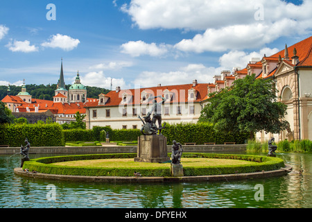 Jardin du palais Waldstein (Zahrada Valdstejnska) et le bâtiment du Sénat de République tchèque à Prague Banque D'Images