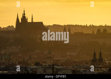 Belle vieille ville vue du coucher de soleil. Prague, République Tchèque Banque D'Images