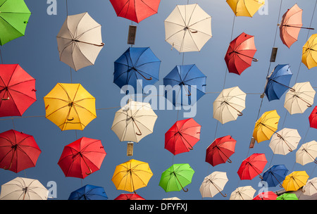 Des parasols multicolores contre le ciel bleu. Banque D'Images