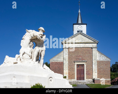 58e Division Memorial Londres Première Guerre mondiale montrant un soldat mourant réconfortante, cheval de bataille de la Somme, le Hamel, France Banque D'Images