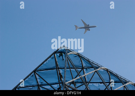 Construction de haut niveau sur les travaux de rénovation constructeurs roof garden 6 Bevis Marks London UK, avec des avions volant à basse altitude au-dessus Banque D'Images