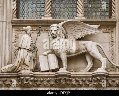 Doge Francesco Foscari (r1423-1457) à genoux devant le Lion de Saint Marc, tympan de la Porta della Carta Banque D'Images