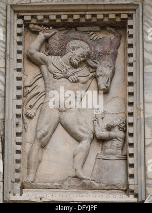 Hercule et le sanglier d'Eléphant Costume bas-relief sur la façade de la Basilique Saint Marc à Venise Banque D'Images