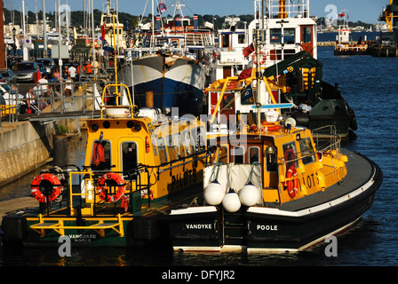 Une vue sur le port de Poole avec pilote bateaux amarrés sur le quai Dorset UK Banque D'Images