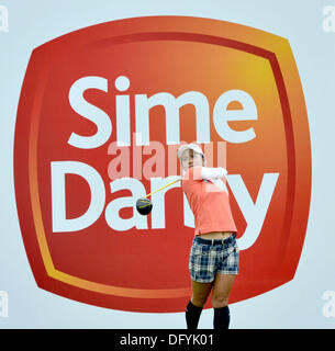 Kuala Lumpur, Malaisie. 10 Oct, 2013. Ai Miyazato du Japon hits son tee off sur le 18e trou lors de la LPGA Sime Darby du Kuala Lumpur Golf and Country Club. Credit : Action Plus Sport/Alamy Live News Banque D'Images