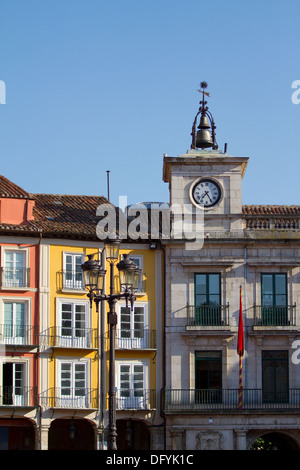 L'horloge de l'hôtel de ville sur la Plaza Mayor (place Mayor) de Burgos, Castille et Leon. Espagne Banque D'Images