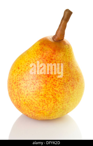 Poire jaune isolé sur fond blanc Banque D'Images