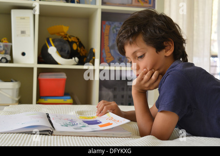 Garçon regardant son sketchbook Banque D'Images