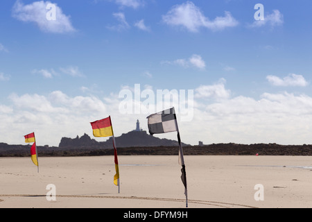 Les sauveteurs RNLI sur St Ouen Jersey Corbiere Lighthouse Beach et la Corbiere Channel Islands Banque D'Images