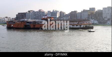 Dhaka, octobre 2013. Bateaux et lance à la rivière Buriganga à Dhaka . Banque D'Images