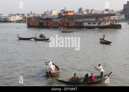 Dhaka, octobre 2013. Bateaux et lance à la rivière Buriganga à Dhaka . Banque D'Images