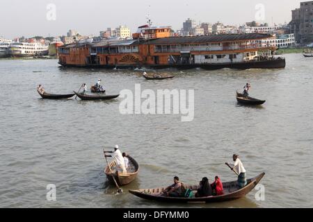 Dhaka, octobre 2013. Bateaux et lance à la rivière Buriganga à Dhaka . Banque D'Images