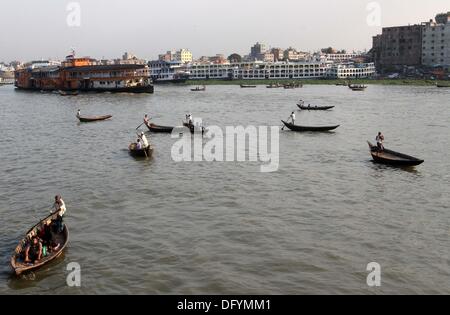 Dhaka, octobre 2013. Bateaux et lance à la rivière Buriganga à Dhaka . Banque D'Images