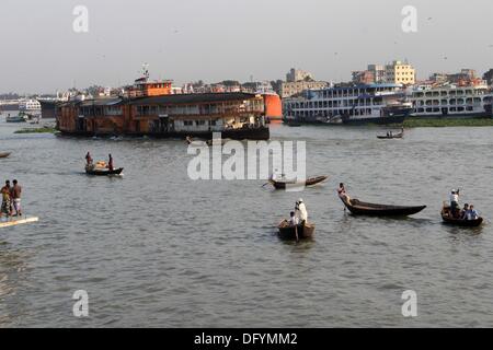 Dhaka, octobre 2013. Bateaux et lance à la rivière Buriganga à Dhaka . Banque D'Images