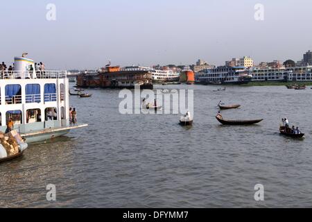 Dhaka, octobre 2013. Bateaux et lance à la rivière Buriganga à Dhaka . Banque D'Images