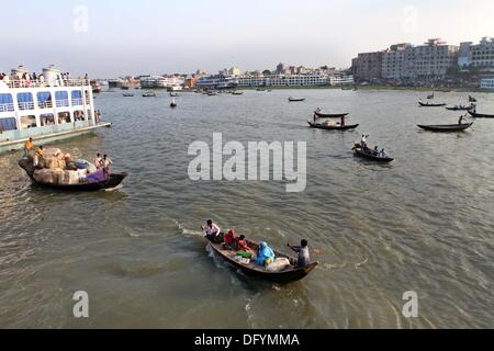 Dhaka, octobre 2013. Bateaux et lance à la rivière Buriganga à Dhaka . Banque D'Images