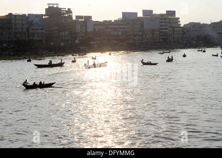 Dhaka, octobre 2013. Bateaux et lance à la rivière Buriganga à Dhaka . Banque D'Images