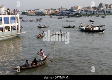 Dhaka, octobre 2013. Bateaux et lance à la rivière Buriganga à Dhaka . Banque D'Images