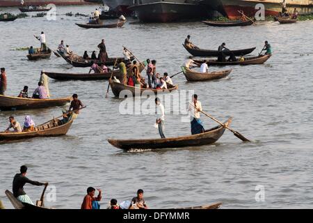 Dhaka, octobre 2013. Bateaux et lance à la rivière Buriganga à Dhaka . Banque D'Images