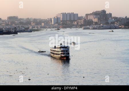 Dhaka, octobre 2013. Bateaux et lance à la rivière Buriganga à Dhaka . Banque D'Images