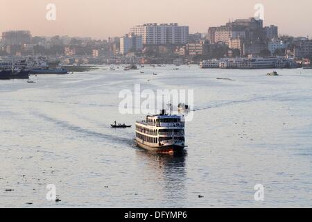 Dhaka, octobre 2013. Bateaux et lance à la rivière Buriganga à Dhaka . Banque D'Images