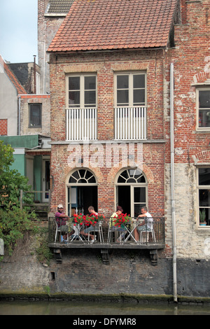 Restaurant d'un balcon donnant sur la rivière Lys à Gand (Gent), Flandre orientale, Belgique. Banque D'Images